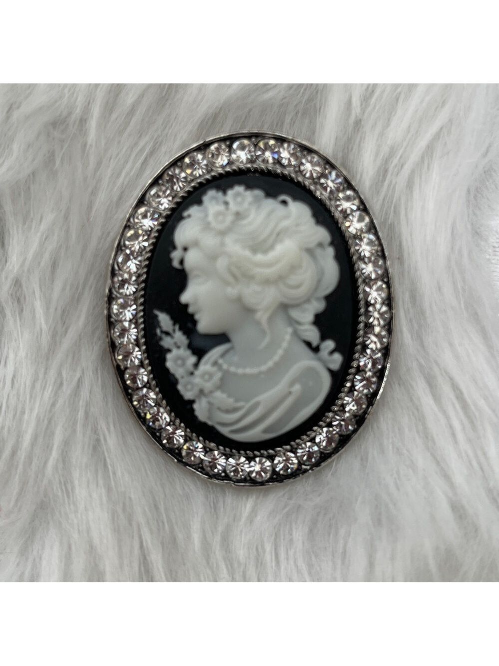 VINTAGE Cameo Oval Brooch Pin Black & White Cameo Silver Tone Metal Rhinestone